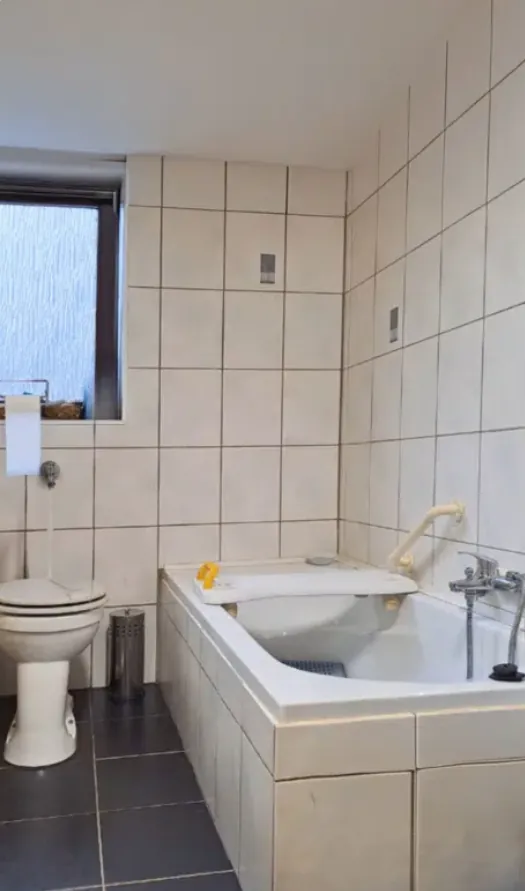 Vorher: altes Bad mit Badewanne