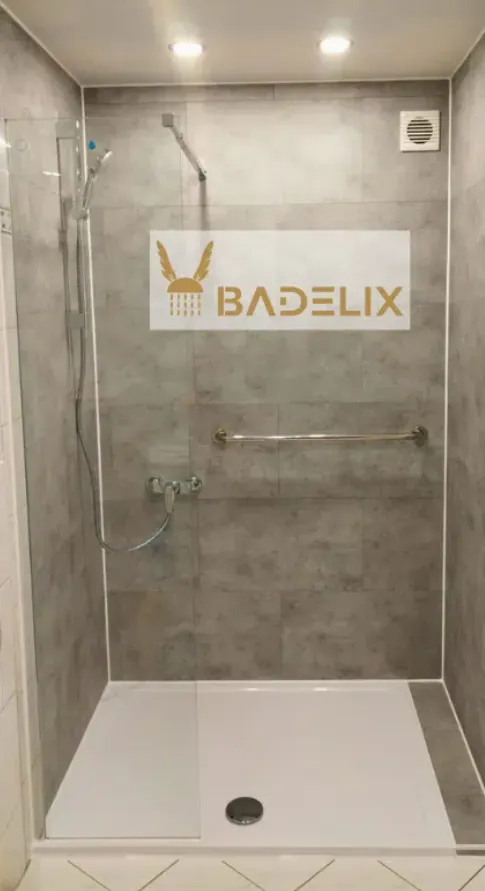 Nachher: Eckwanne ersetzt durch eine geräumige Dusche mit Wandpaneelen in Betonoptik