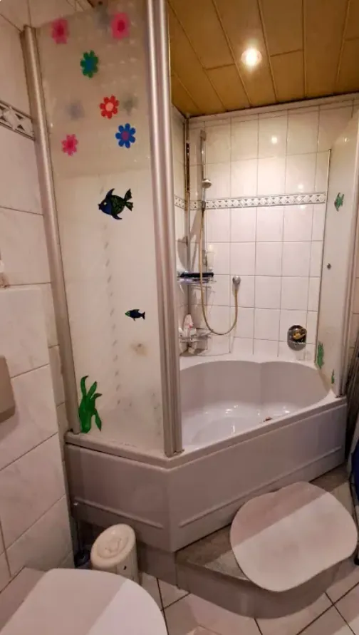 Vorher: altes Bad mit Badewanne