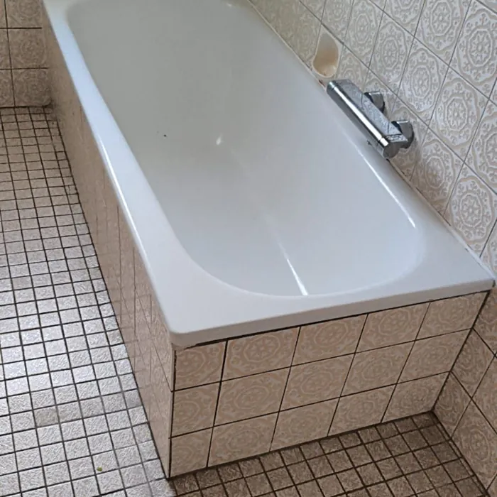 Vorher: gefliestes Bad mit Badewanne