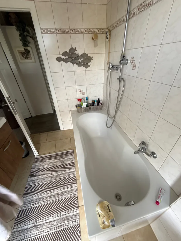 Vorher: Badewanne mit Duschstange
